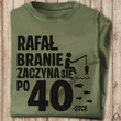 Wędkarska koszulka bawełniana T-shirt nadruk IMIĘ - BRANIE ZACZYNA SIĘ PO 40-stce