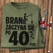 Koszulka wędkarska khaki z nadrukiem - BRANIE ZACZYNA SIĘ PO 40-stce