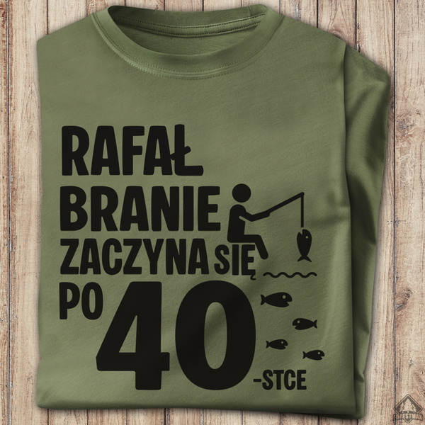 Wędkarska koszulka bawełniana T-shirt nadruk IMIĘ - BRANIE ZACZYNA SIĘ PO 40-stce