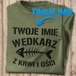 Wędkarska koszulka bawełniana T-shirt nadruk IMIĘ - WĘDKARZ Z KRWI I OŚCI