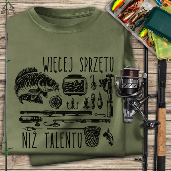 Wędkarska koszulka bawełniana T-shirt z dużym nadrukiem WIĘCEJ SPRZĘTU NIŻ TALENTU