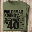 Wędkarska koszulka bawełniana T-shirt nadruk IMIĘ - BRANIE ZACZYNA SIĘ PO 40-stce