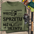 Wędkarska koszulka bawełniana T-shirt z dużym nadrukiem WIĘCEJ SPRZĘTU NIŻ TALENTU